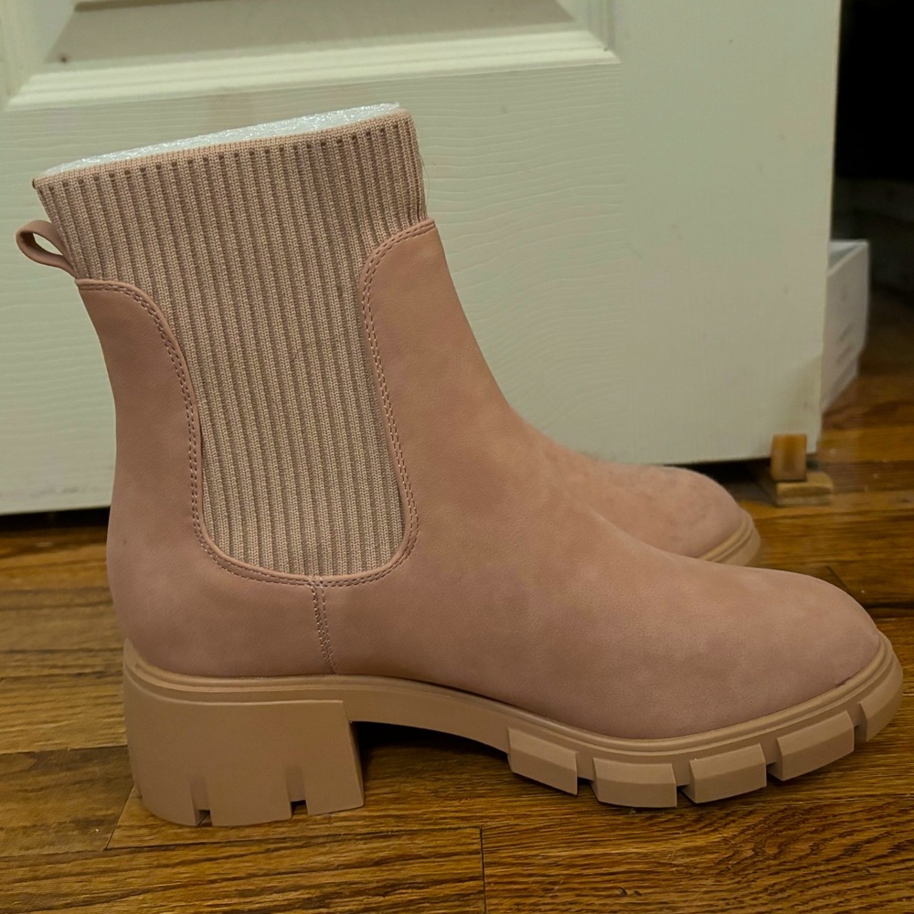 Woman ankle boots. Size 8. Brand new